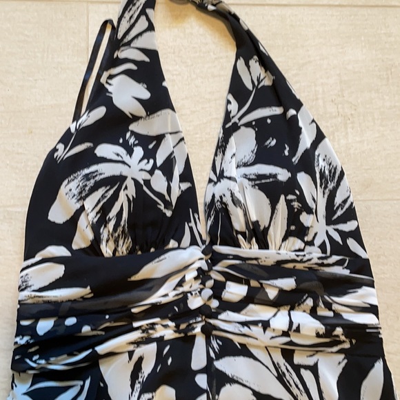 WhiteHouse BlackMarket. Printed black and white dress, below knee length. Size 0 - Picture 2 of 3